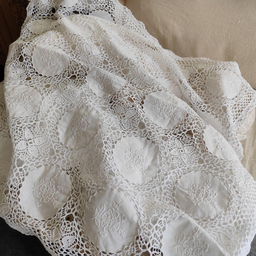 白糸手刺繍　リネンの円形パネル　花刺繍　手編みレース　マルチカバー