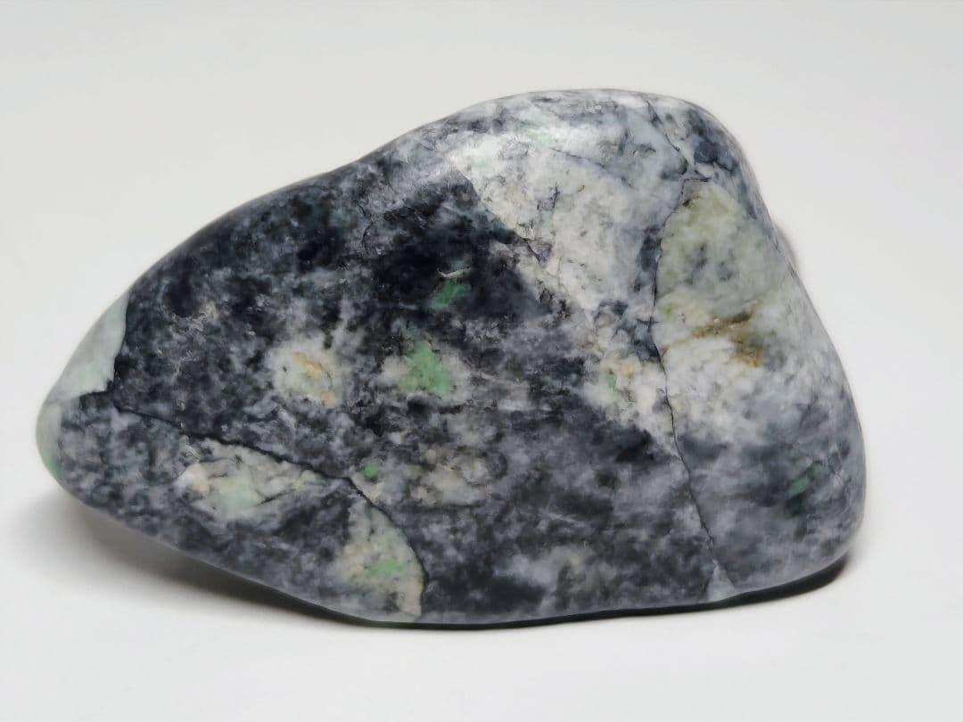 糸魚川143 翡翠 87g ヒスイ 原石 鑑賞石 自然石 誕生石 鉱物 鉱石