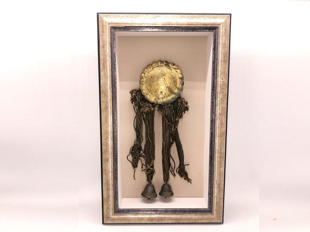 【 家紋金銅彫金馬鈴 額装 】　江戸時代　上がり藤に矢の字　宇の字