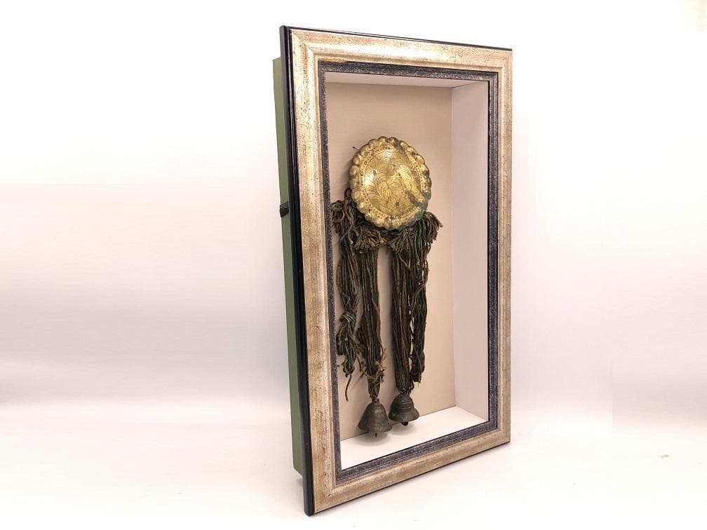 【 家紋金銅彫金馬鈴 額装 】　江戸時代　上がり藤に矢の字　宇の字