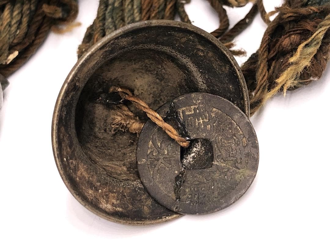 【 家紋金銅彫金馬鈴 額装 】　江戸時代　上がり藤に矢の字　宇の字