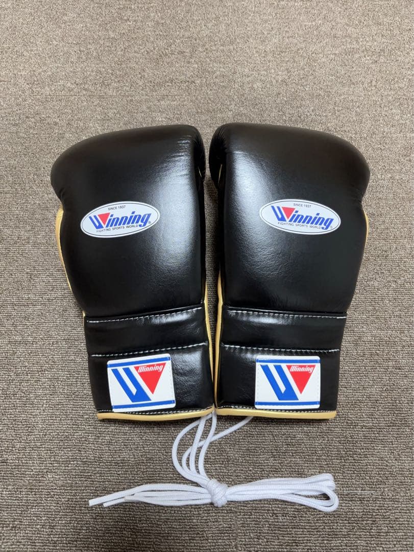 ウイニング　ボクシンググローブ　16oz 紐式　黒　ゴールド