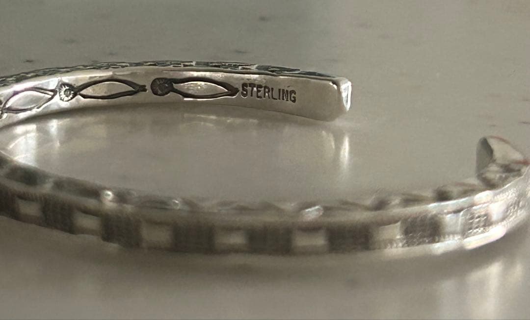 ジェネバラモーン(Geneva Ramone) スクエア４面スタンプバングル