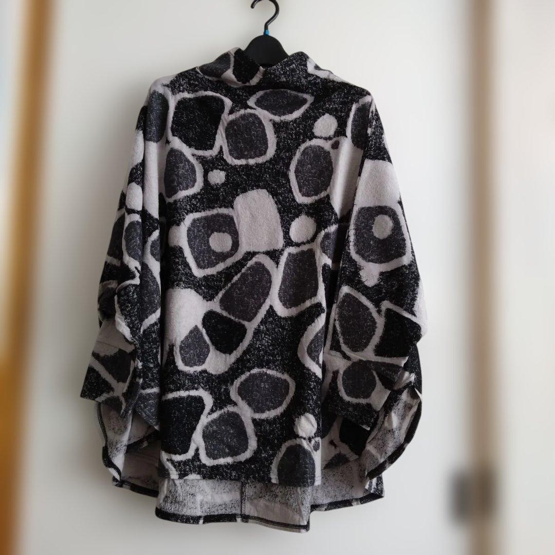 【新品】FUGAFUGA　黒と薄いグレー色の抽象模様 長袖チュニック　F