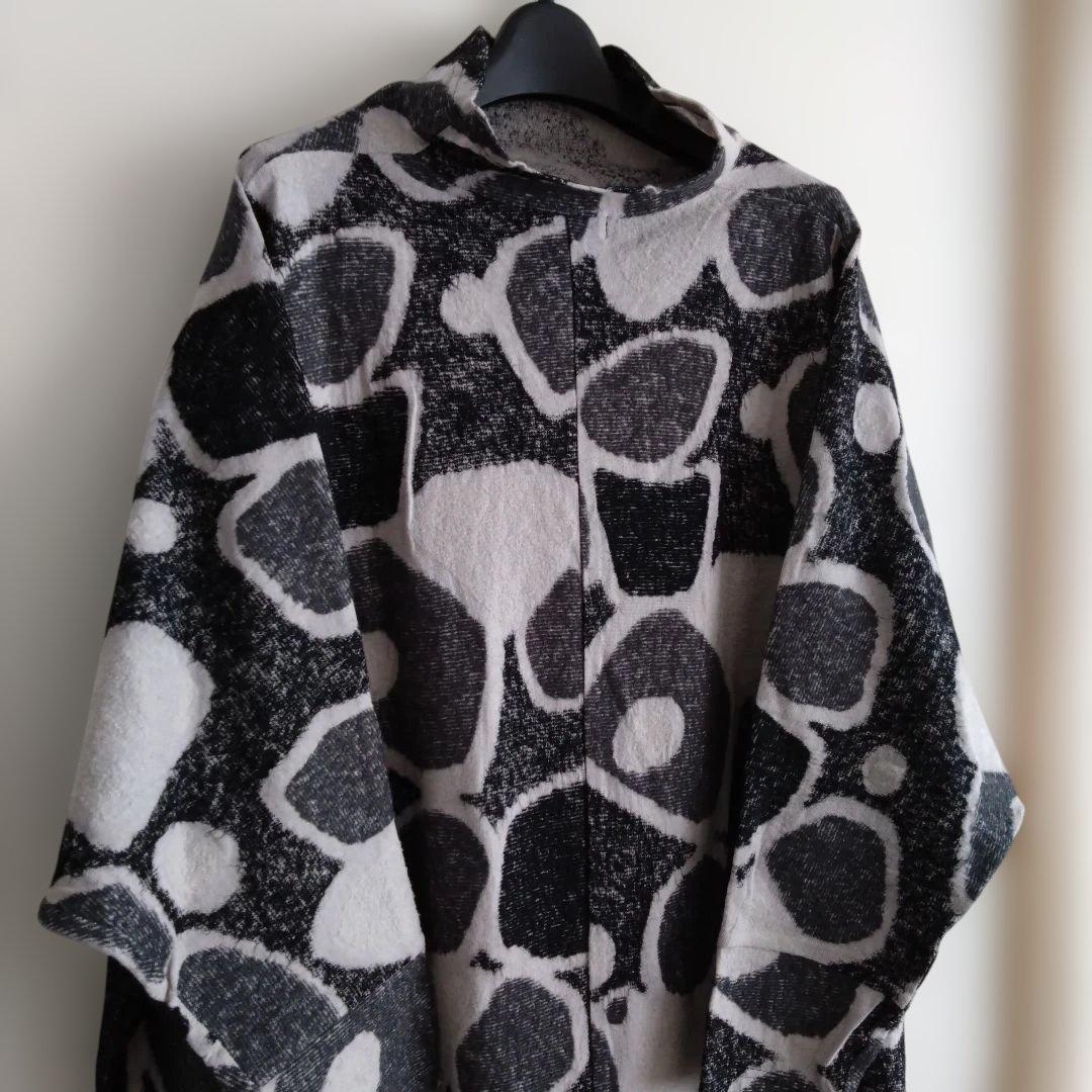 【新品】FUGAFUGA　黒と薄いグレー色の抽象模様 長袖チュニック　F