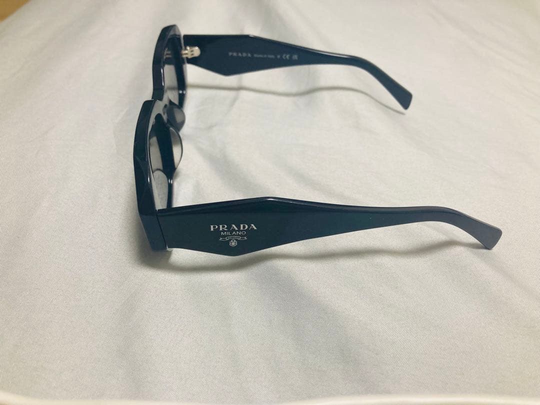 PRADA 六角形 ブラックサングラス