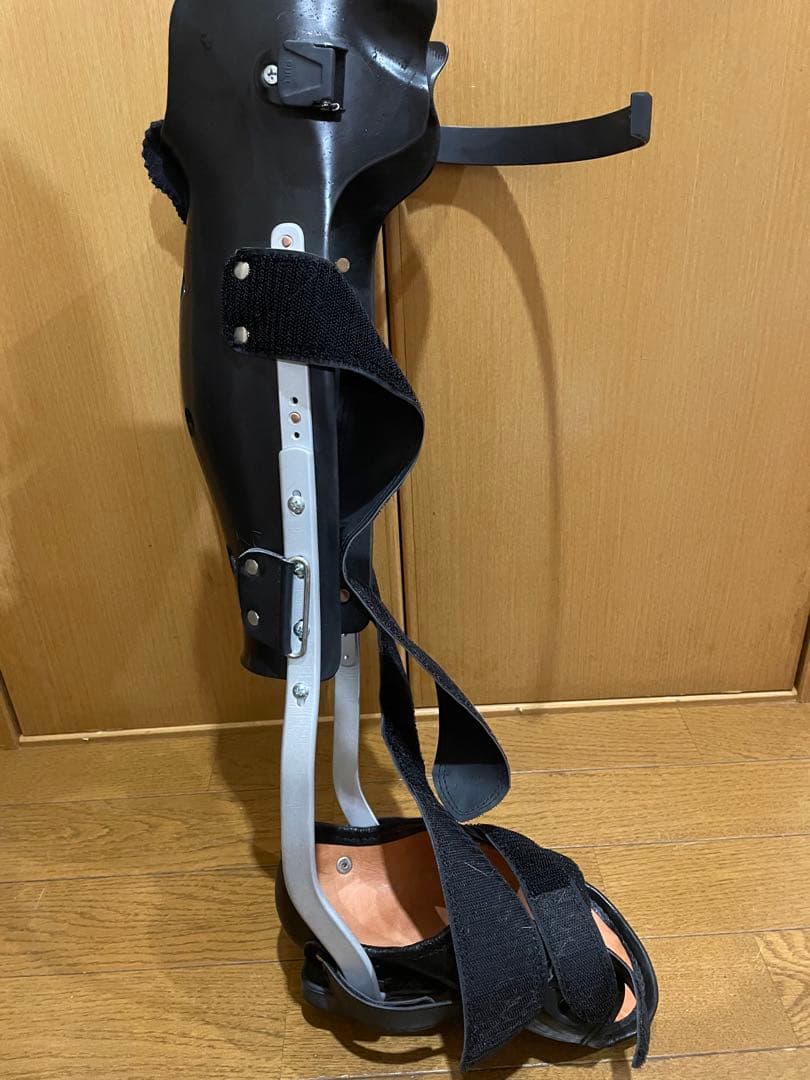足右脚用装具