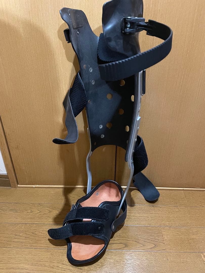 足右脚用装具