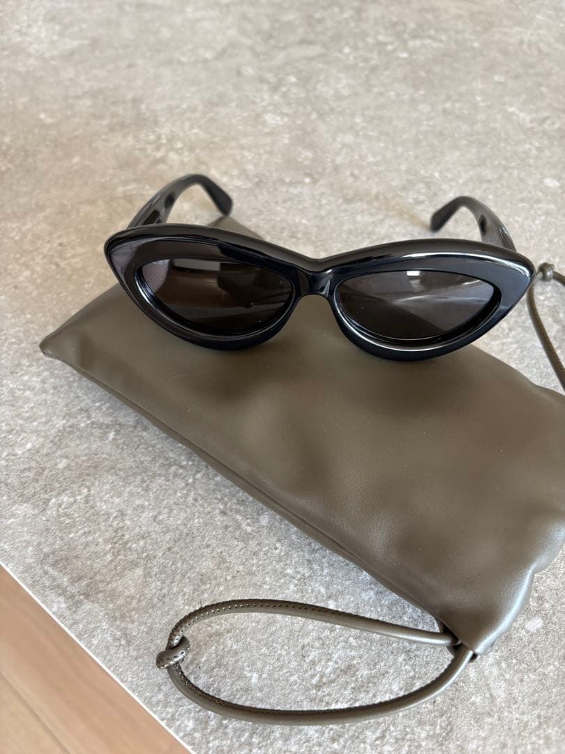 本日限定大幅お値下げLoewe ブラック キャットアイ サングラス