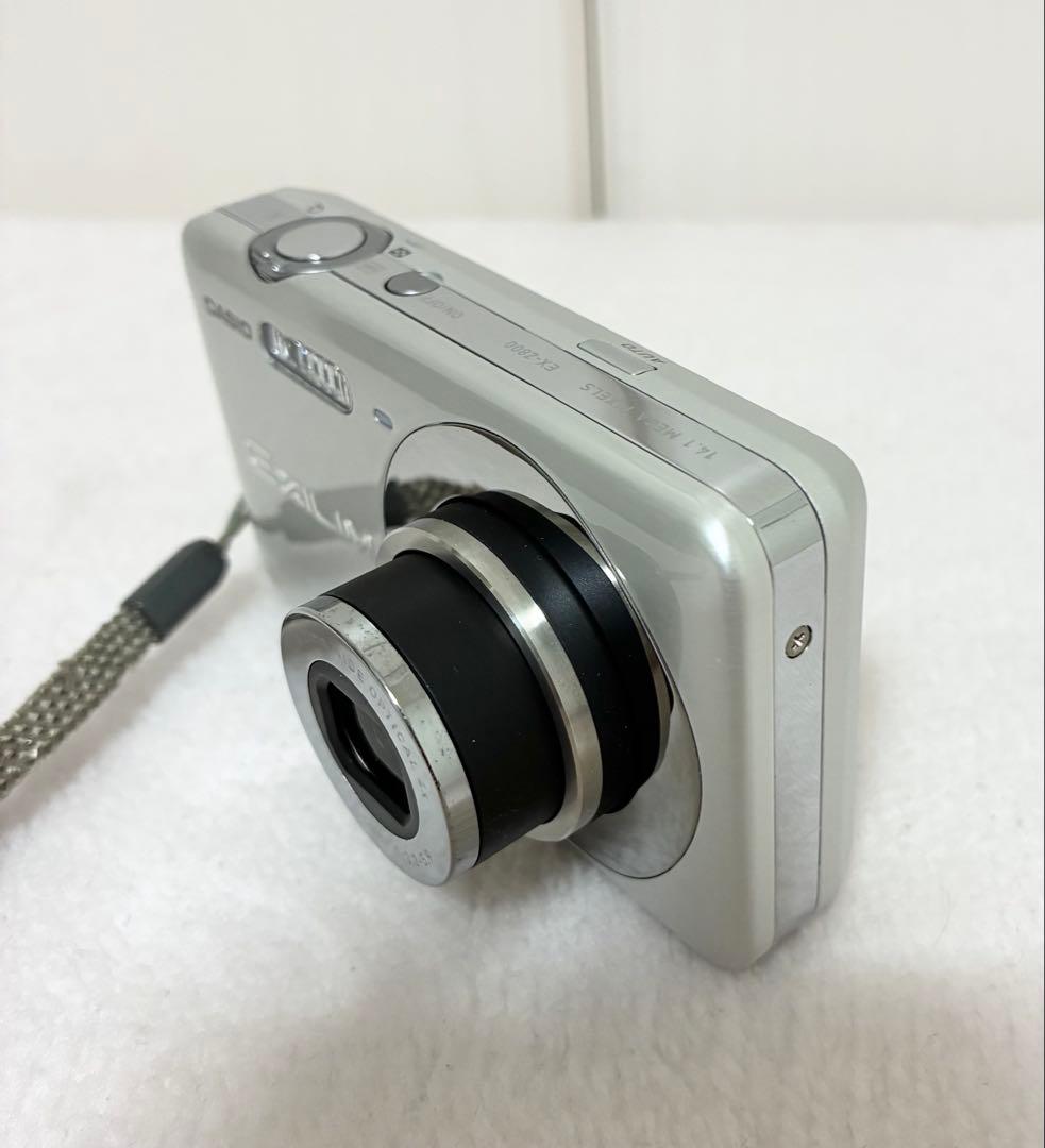 【美品】CASIO EXILIM EX-Z800 シルバー14.1メガピクセル