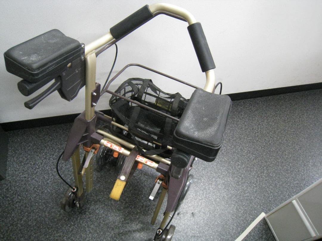 Tacaof テイコブリトルホームF WAW18 歩行車 幸和製作所　②