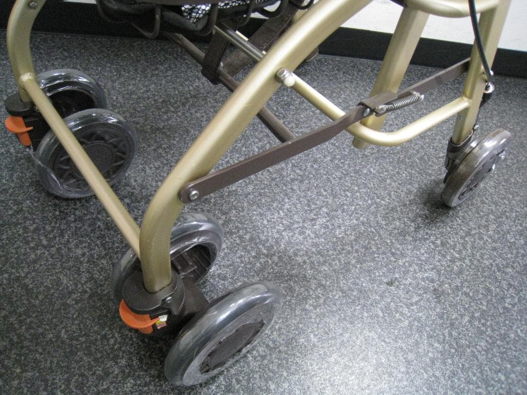 Tacaof テイコブリトルホームF WAW18 歩行車 幸和製作所　②