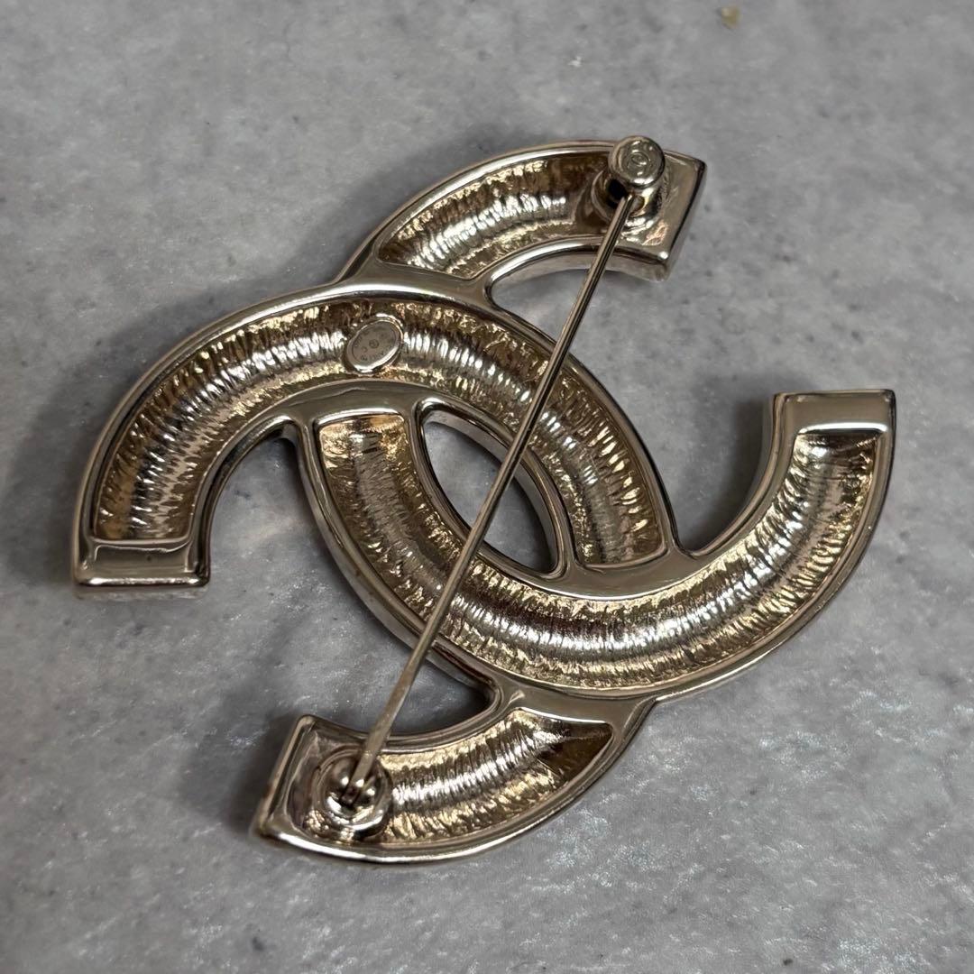 CHANELラインストーンブローチ ブローチ アクセサリー レディース B21C