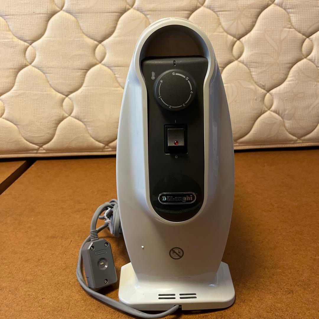 【美品】デロンギ　オイルヒーター　小型軽量モデル　RHJ01A0505-DW