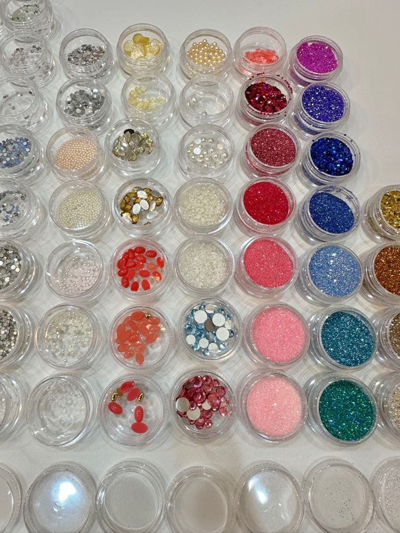 多色ネイルパーツ　ラメ　パール　ストーン　大量セット 収納ケース付き