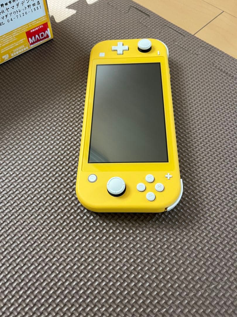 Nintendo switch light イエロー