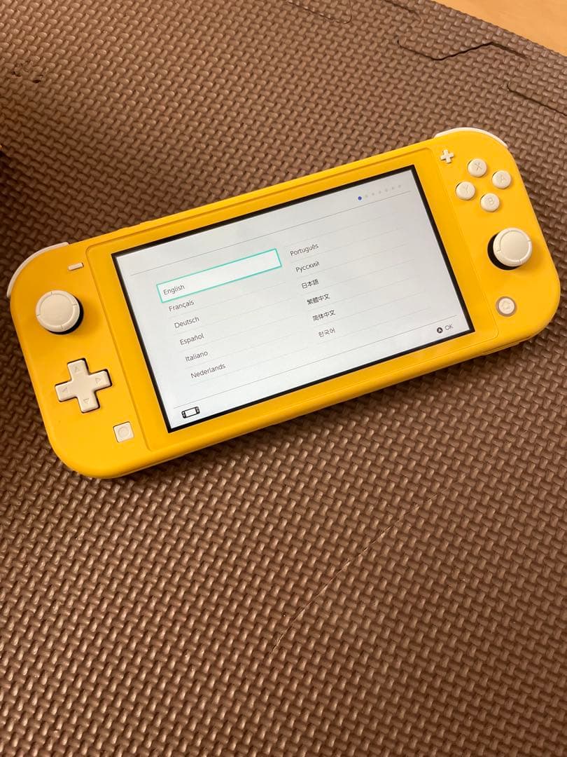 Nintendo switch light イエロー