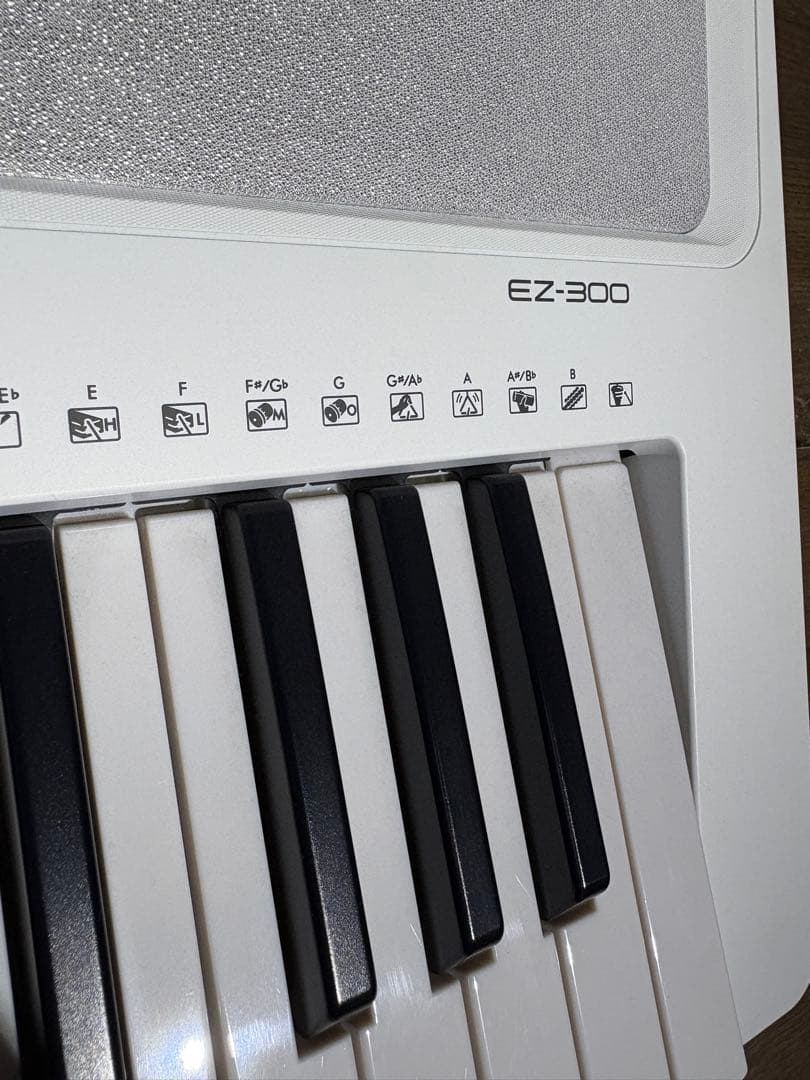 ＹＡＭＡＨＡ　ヤマハ　61鍵キーボード　EZ-300　ホワイト　2021年