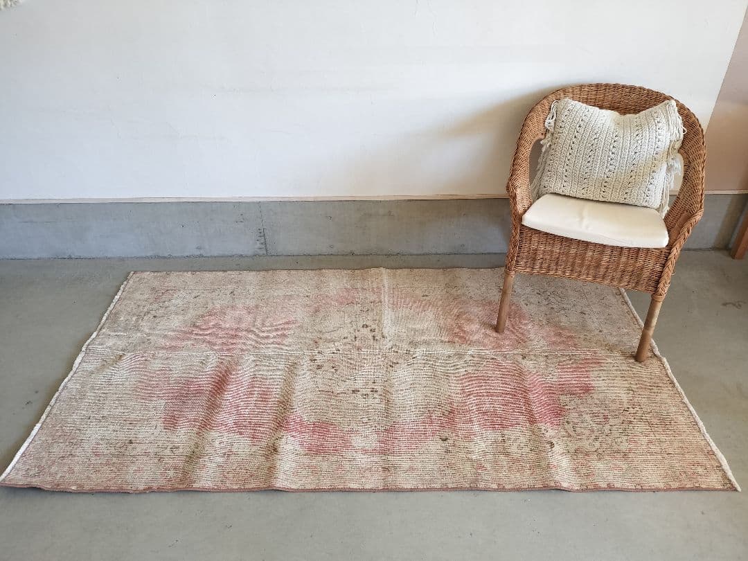 シャビーなローズピンクとベージュのメダリオンラグ　ヴィンテージラグNo.695