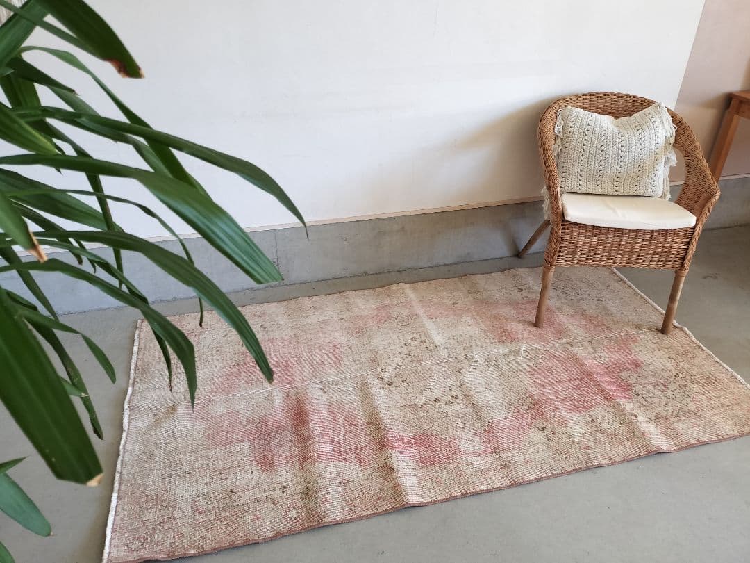 シャビーなローズピンクとベージュのメダリオンラグ　ヴィンテージラグNo.695