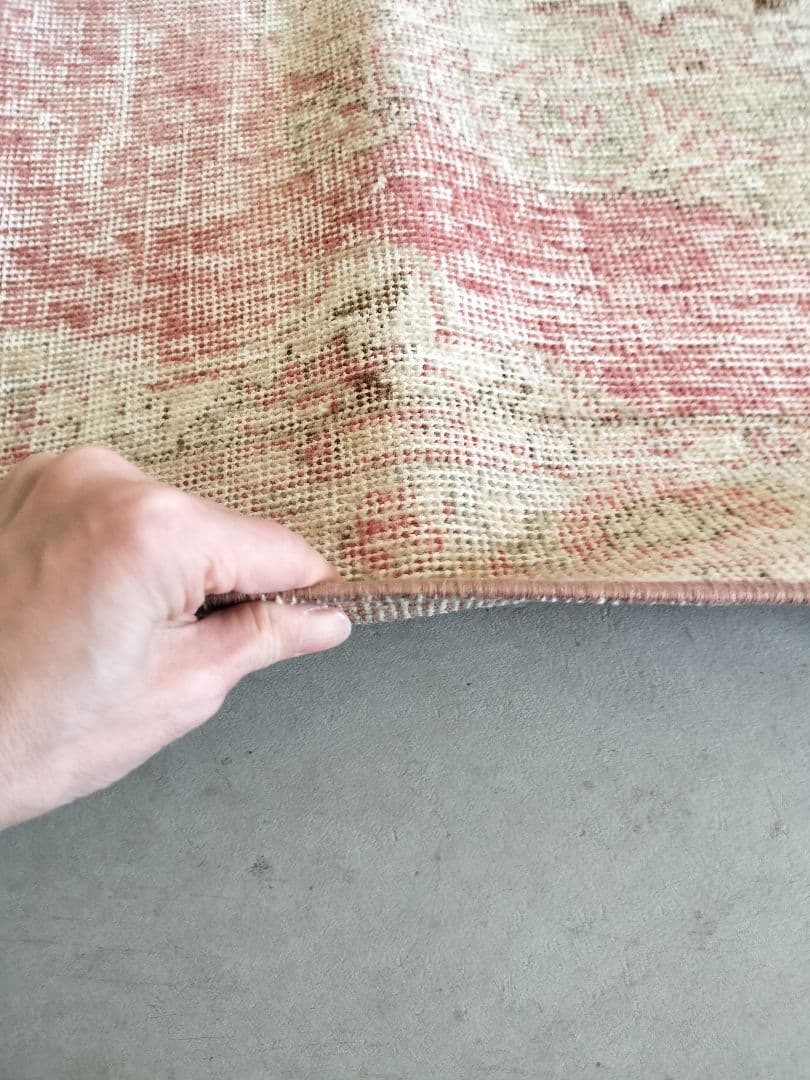 シャビーなローズピンクとベージュのメダリオンラグ　ヴィンテージラグNo.695