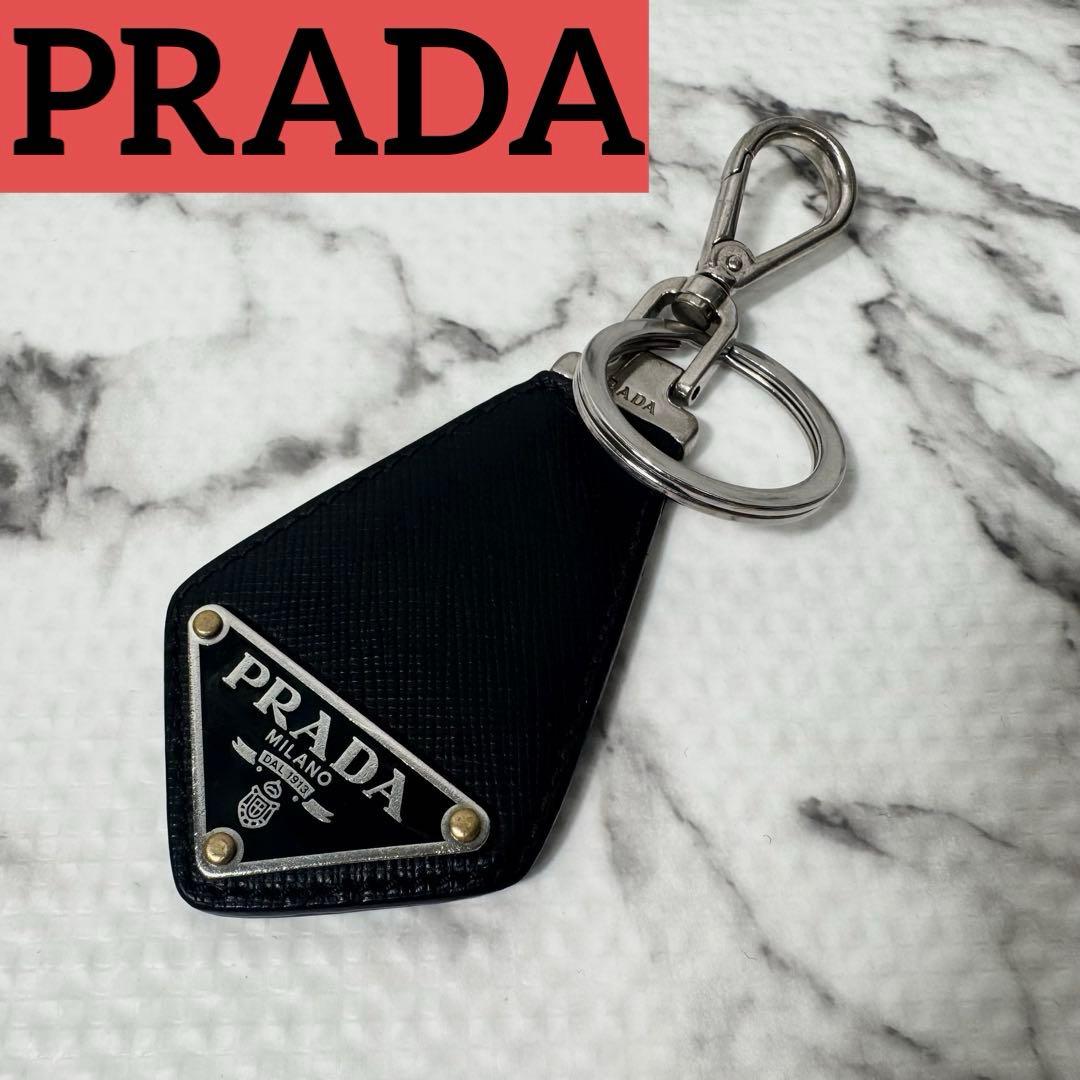 美品◎プラダ　キーリング　キーホルダー　三角ロゴプレート　ブラック　サフィアーノ