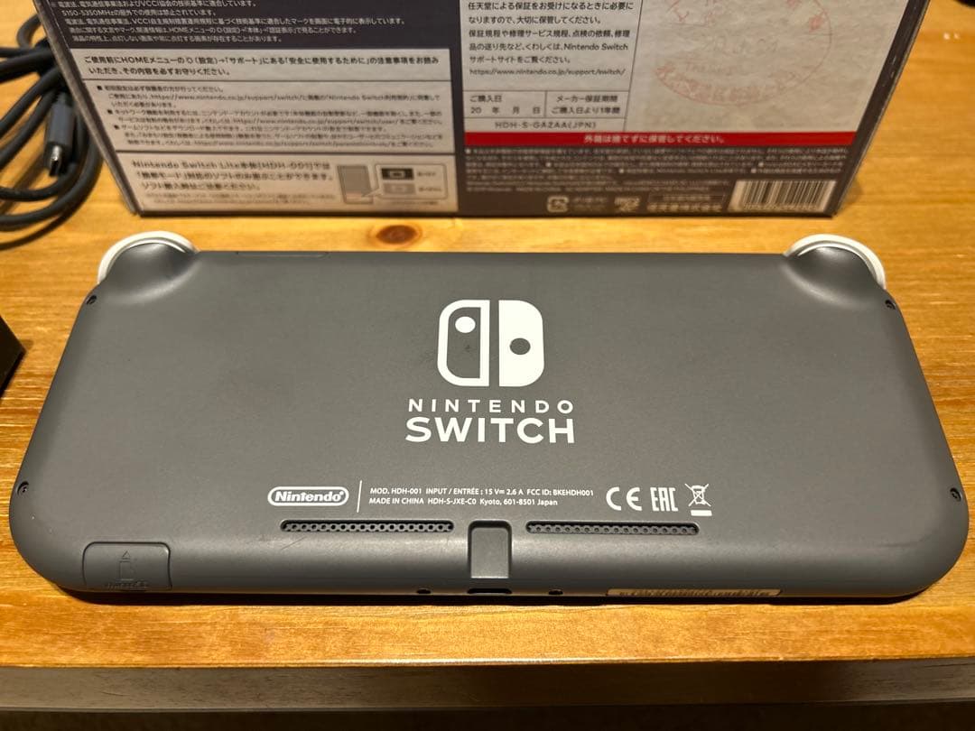 【ガラスフィルム貼付け済み】Nintendo Switch light