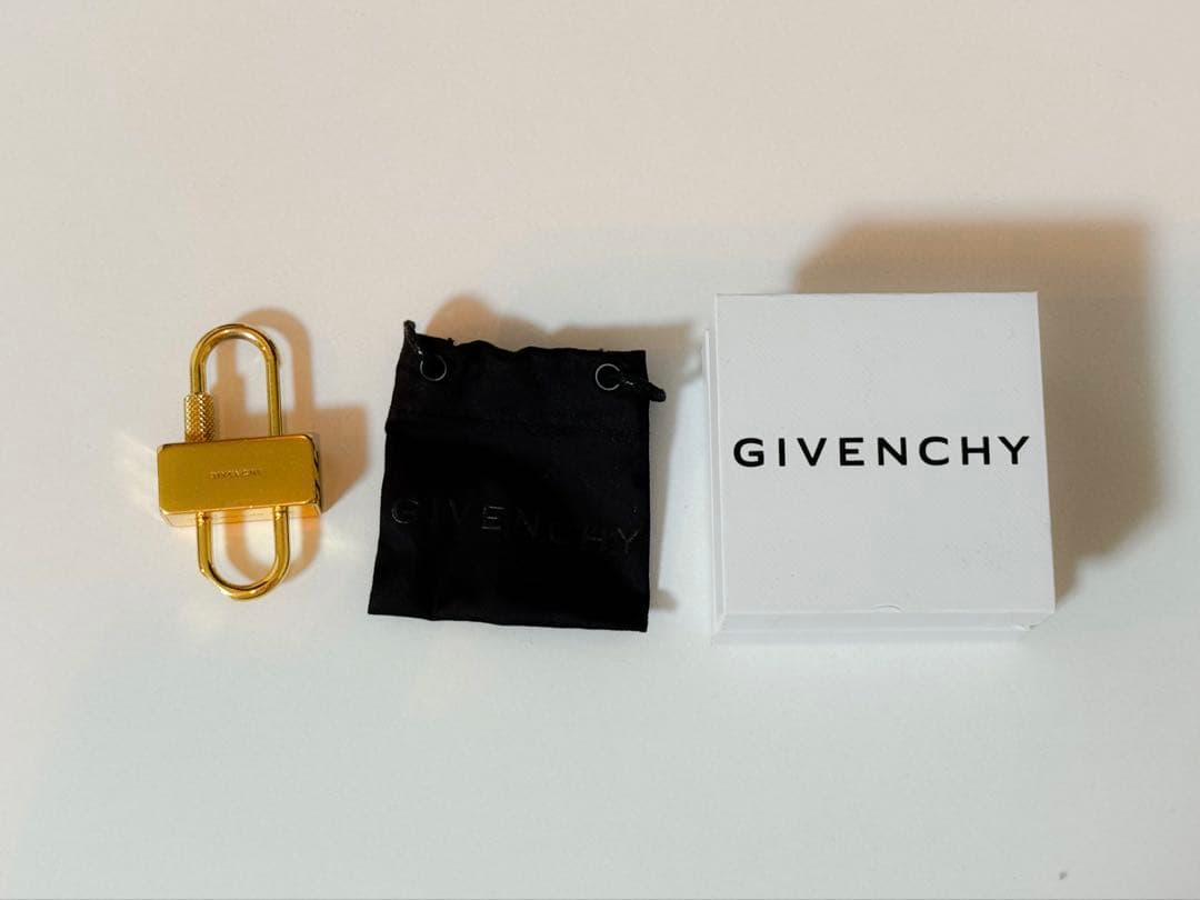 GIVENCHY パッドロック　キーホルダー