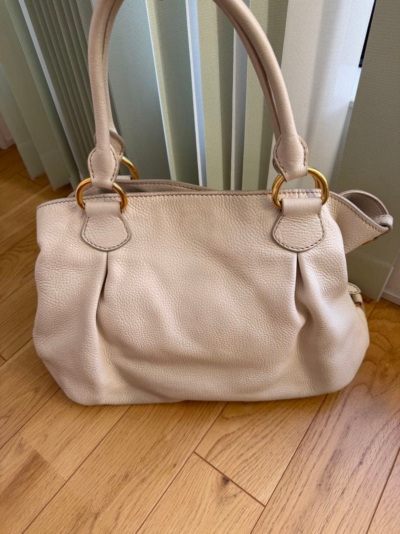 miu miu ホワイトレザー トートバッグ