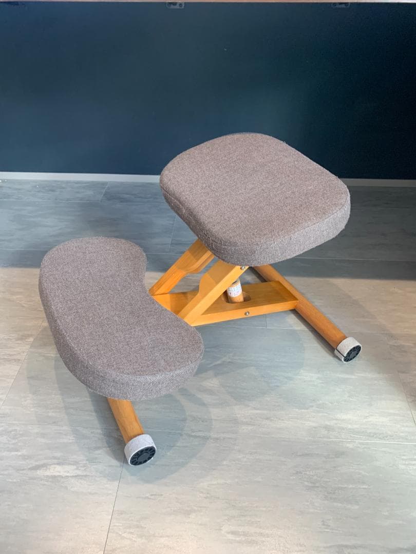 姿勢矯正チェア グレー 木製フレーム 高さ調整可能_タイヤフェルト付
