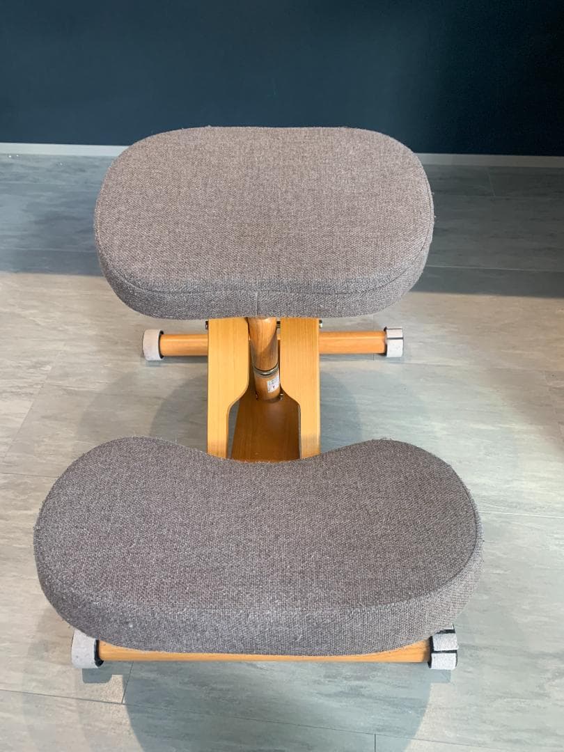 姿勢矯正チェア グレー 木製フレーム 高さ調整可能_タイヤフェルト付