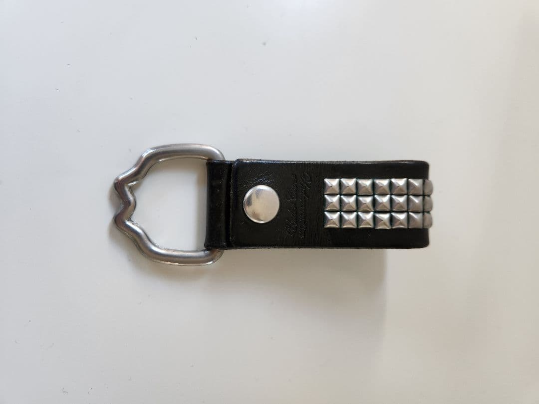 UNDERCOVER オリジナルスタッズ付きブラックレザーキーホルダー