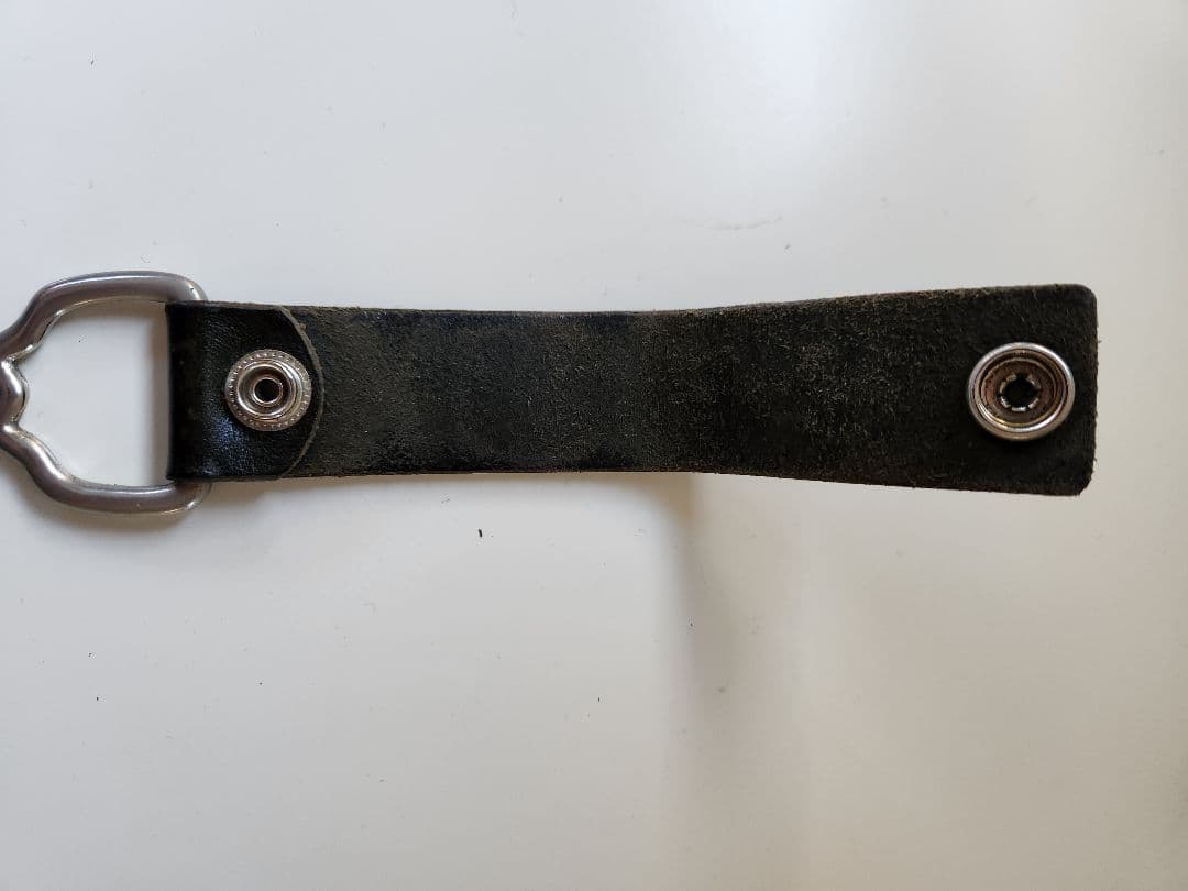 UNDERCOVER オリジナルスタッズ付きブラックレザーキーホルダー