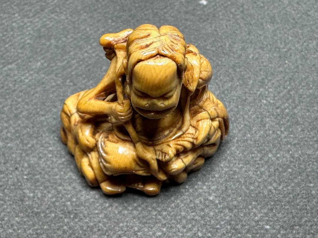 極上　根付　天然素材　アンティーク　骨董　飾り物　古美術品　 置物　細密細工