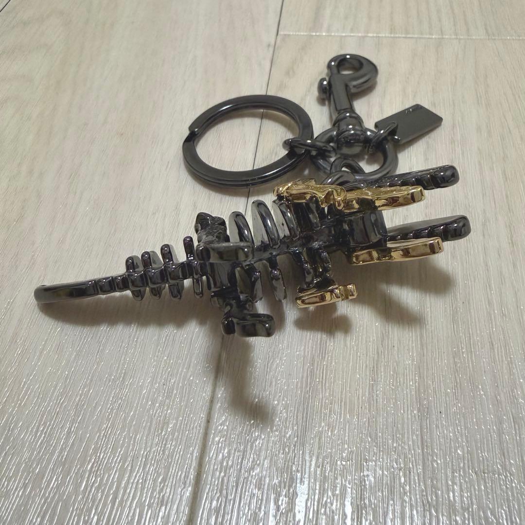 COACH コーチ レキシー 恐竜 グリッター ラメ キーホルダーバッグチャーム