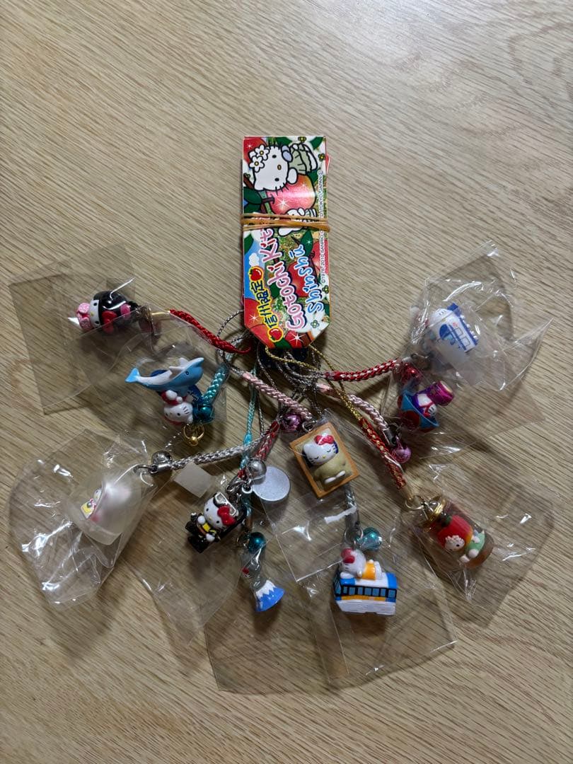 ご当地キティ　根付け75点まとめ売り