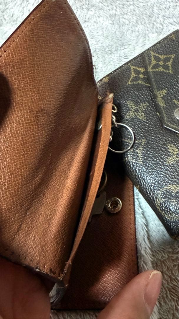 Louis Vuitton モノグラム キーホルダーと財布の2点セット。