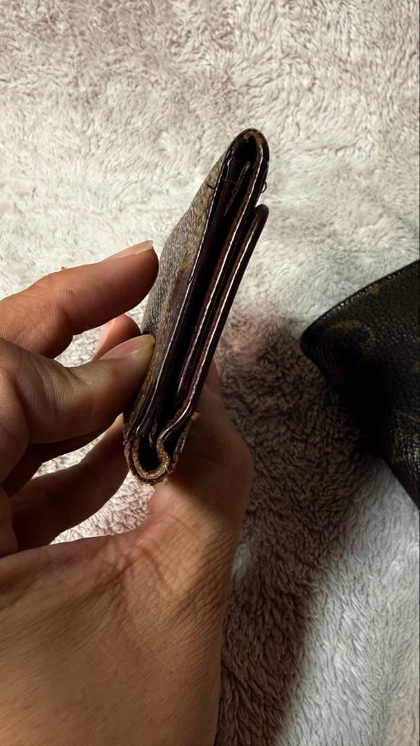 Louis Vuitton モノグラム キーホルダーと財布の2点セット。