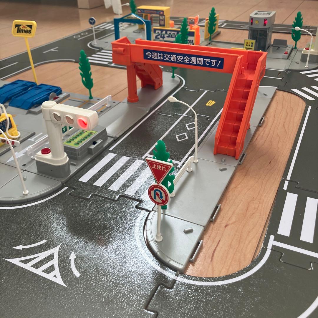 トミカタウン 洗車場 交番 駐車場 信号機×2 歩道橋 つながる道路