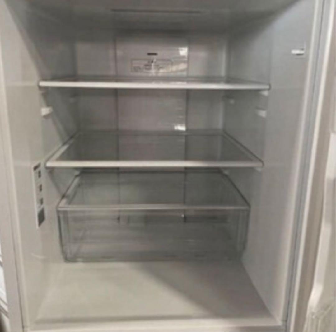 【エメラルドさん2/12お引き取り】スタイリッシュな冷蔵庫 3段棚付き