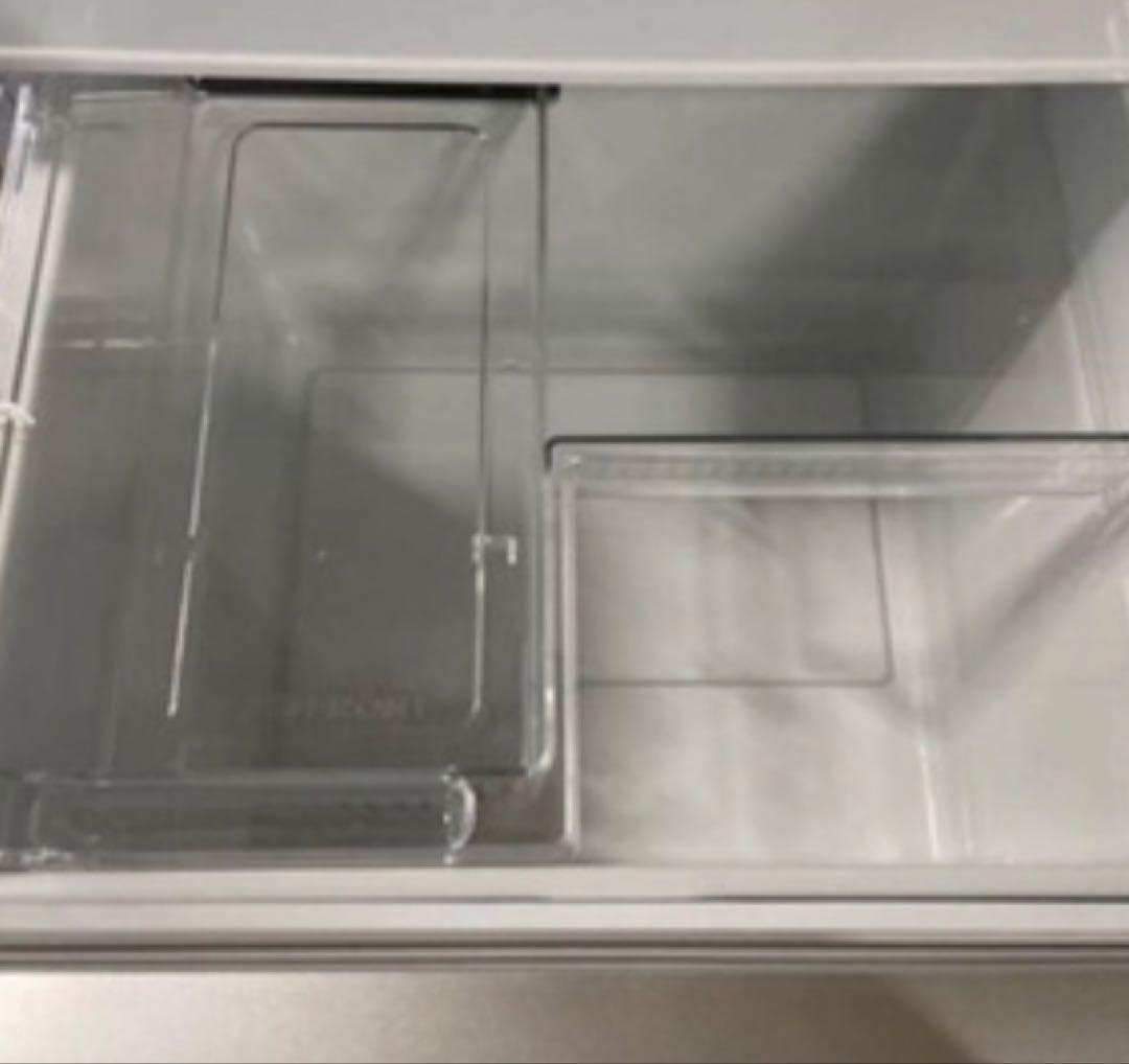 【エメラルドさん2/12お引き取り】スタイリッシュな冷蔵庫 3段棚付き