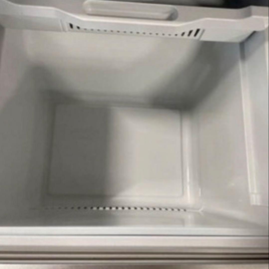 【エメラルドさん2/12お引き取り】スタイリッシュな冷蔵庫 3段棚付き