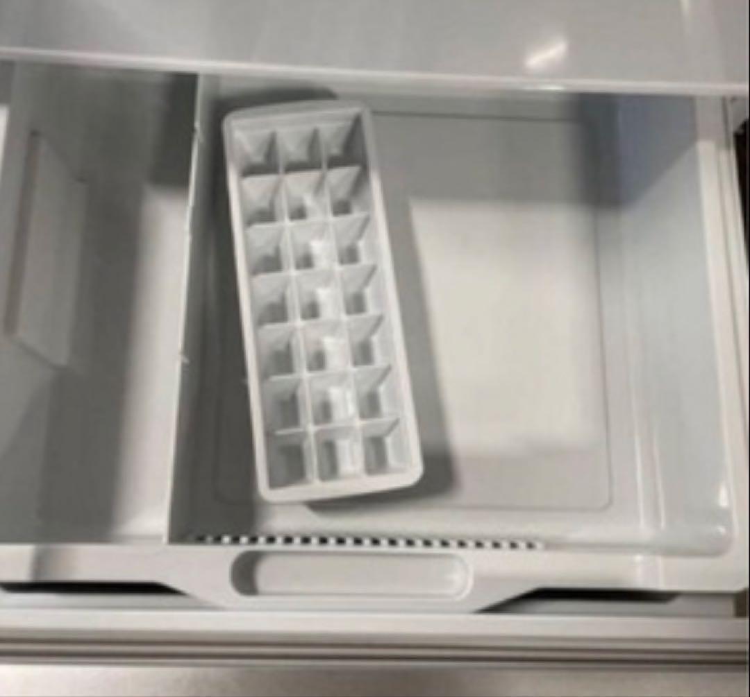 【エメラルドさん2/12お引き取り】スタイリッシュな冷蔵庫 3段棚付き