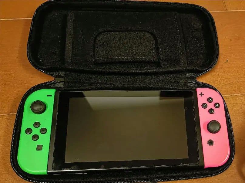 【中古】Nintendo Switch本体のみ、専用ケース付き