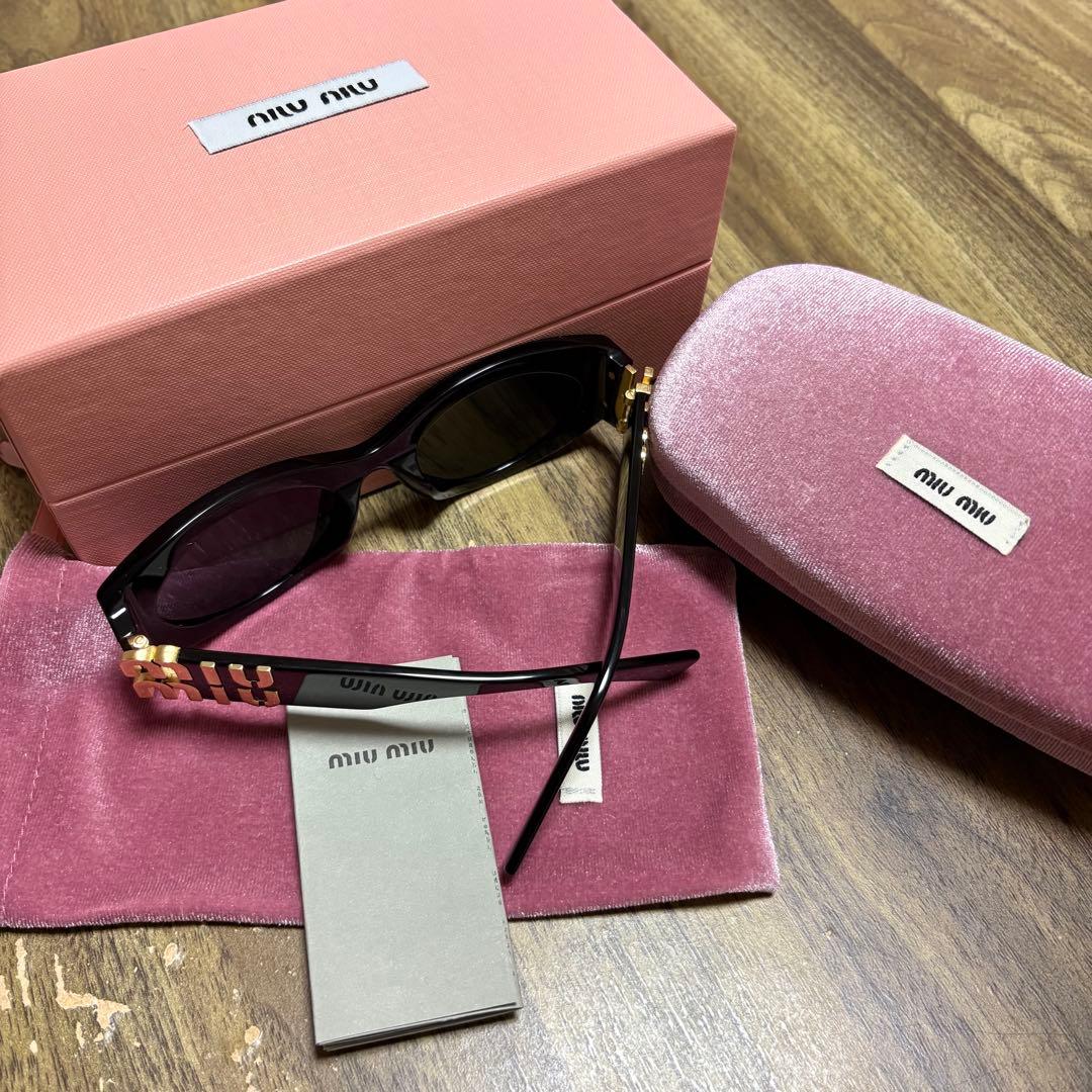 miu miu ブラックサングラス ケース付き