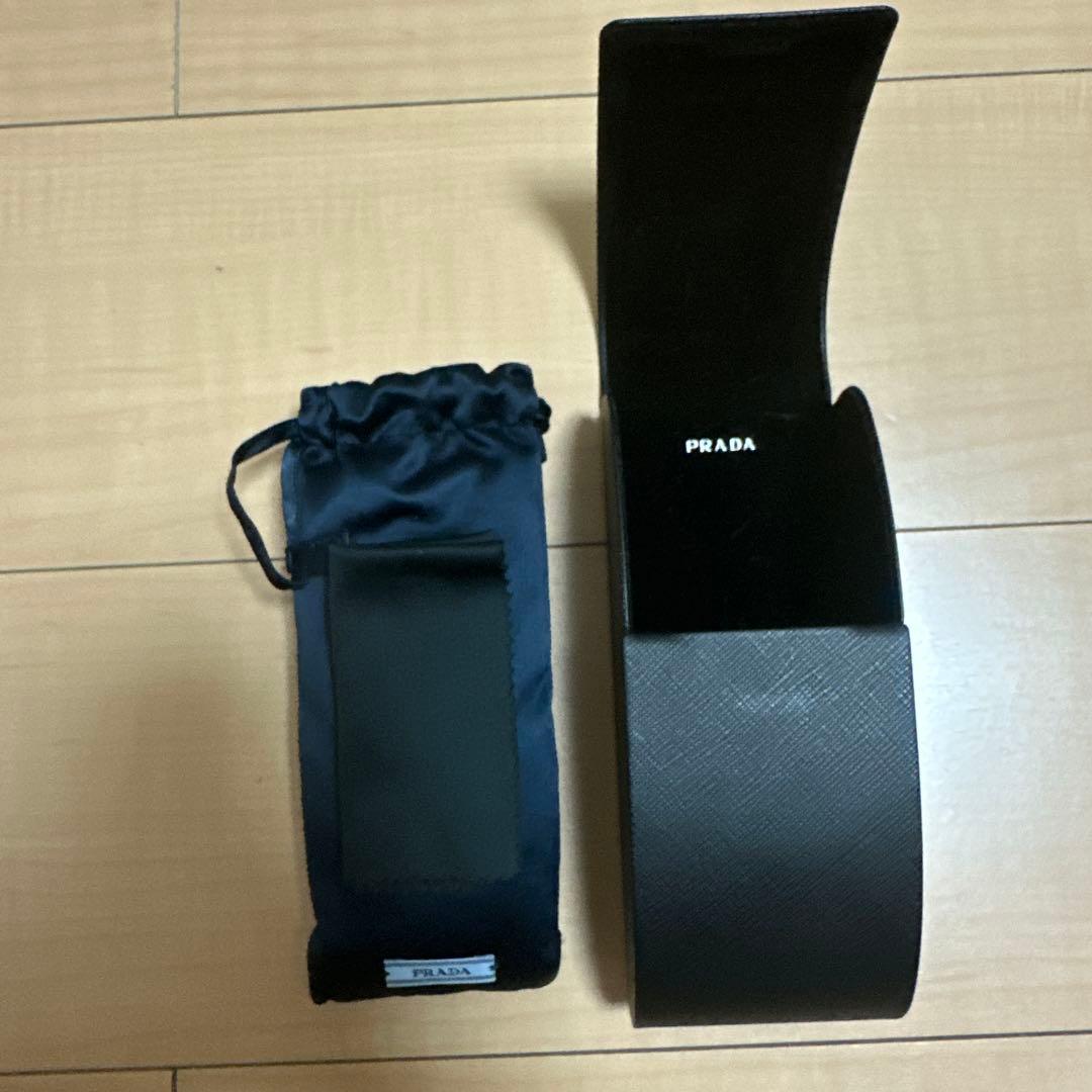 PRADA ブラックサングラス 55D17