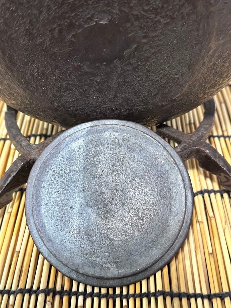 新品、供箱、付属品付　南部喜州 (及川 喜徳)造　鍛治打袋鉉　１５型　南部鉄瓶