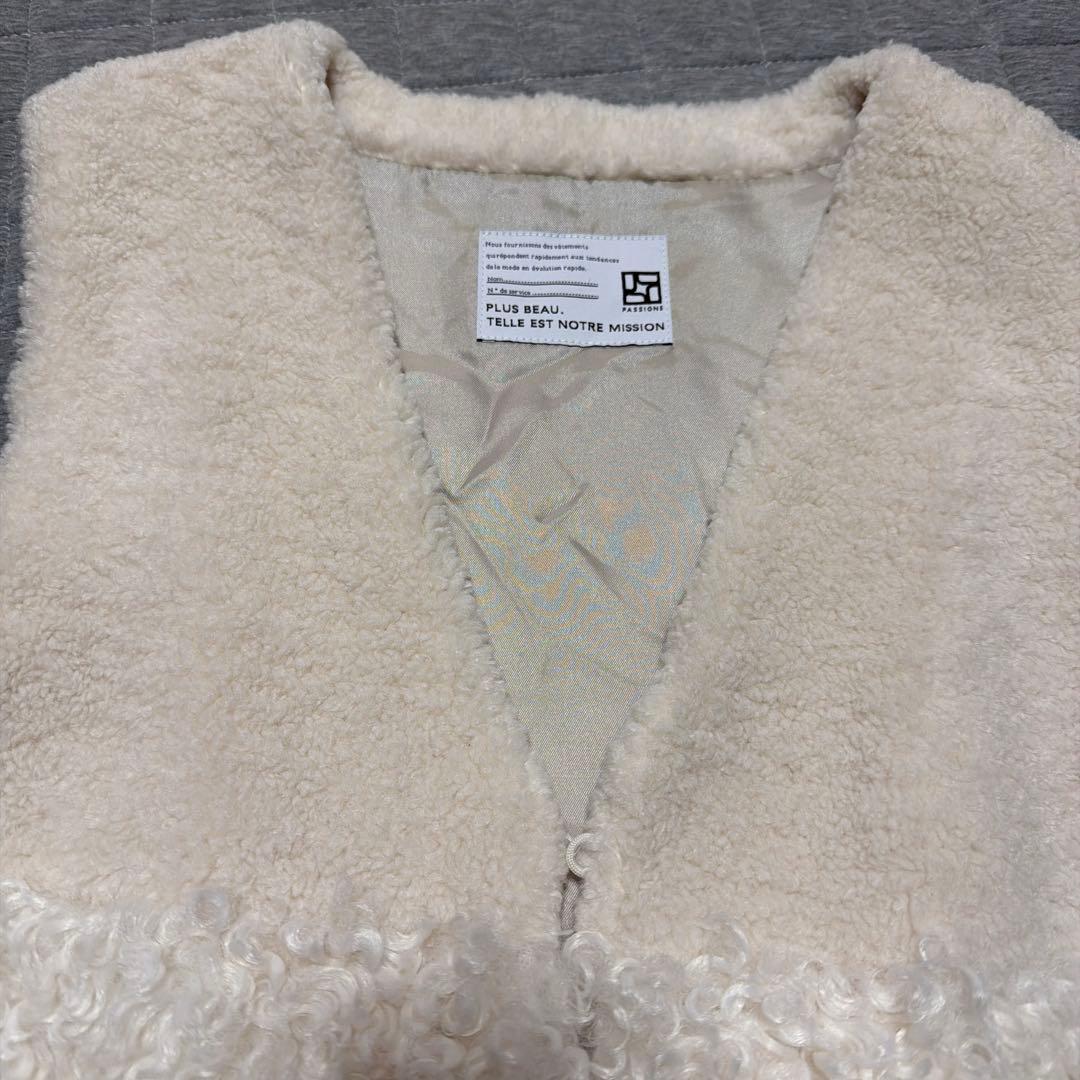 新品　PASSIONE パシオーネ　エコファー ノーカラーベスト　Vネック　ジレ