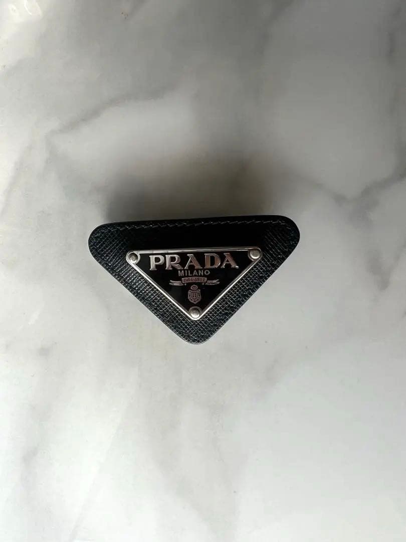prada ブローチ