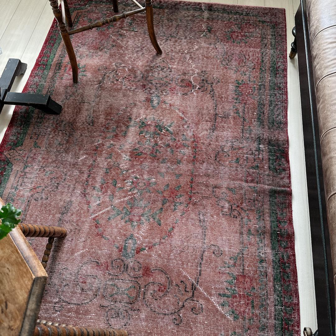 トルコヴィンテージラグA54 レア ブラウン オーバーダイラグ レッド グリーン